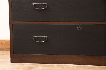 3段重ね桐箪笥をテレビボードとキャビネットにリメイク!上段は脚を取り付け、中・下段は合わせてキャビネットに加工。中段、下段ともに天板を補強。いずれも枠部分と側面、天板をチェスナット系に、引き戸や引き出しの前板を艶消しブラックで着色。