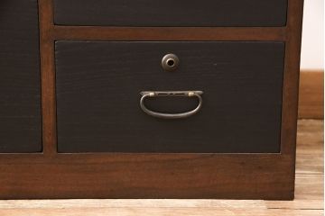 3段重ね桐箪笥をテレビボードとキャビネットにリメイク!上段は脚を取り付け、中・下段は合わせてキャビネットに加工。中段、下段ともに天板を補強。いずれも枠部分と側面、天板をチェスナット系に、引き戸や引き出しの前板を艶消しブラックで着色。