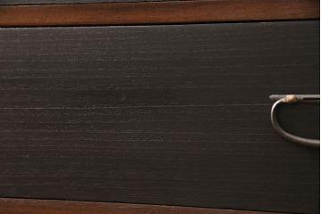 3段重ね桐箪笥をテレビボードとキャビネットにリメイク!上段は脚を取り付け、中・下段は合わせてキャビネットに加工。中段、下段ともに天板を補強。いずれも枠部分と側面、天板をチェスナット系に、引き戸や引き出しの前板を艶消しブラックで着色。