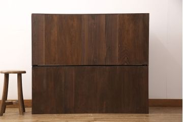 3段重ね桐箪笥をテレビボードとキャビネットにリメイク!上段は脚を取り付け、中・下段は合わせてキャビネットに加工。中段、下段ともに天板を補強。いずれも枠部分と側面、天板をチェスナット系に、引き戸や引き出しの前板を艶消しブラックで着色。
