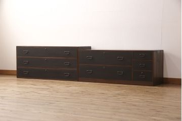 3段重ね桐箪笥をテレビボードとキャビネットにリメイク!上段は脚を取り付け、中・下段は合わせてキャビネットに加工。中段、下段ともに天板を補強。いずれも枠部分と側面、天板をチェスナット系に、引き戸や引き出しの前板を艶消しブラックで着色。