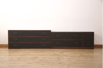 3段重ね桐箪笥をテレビボードとキャビネットにリメイク!上段は脚を取り付け、中・下段は合わせてキャビネットに加工。中段、下段ともに天板を補強。いずれも枠部分と側面、天板をチェスナット系に、引き戸や引き出しの前板を艶消しブラックで着色。