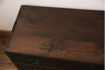 3段重ね桐箪笥をテレビボードとキャビネットにリメイク!上段は脚を取り付け、中・下段は合わせてキャビネットに加工。中段、下段ともに天板を補強。いずれも枠部分と側面、天板をチェスナット系に、引き戸や引き出しの前板を艶消しブラックで着色。