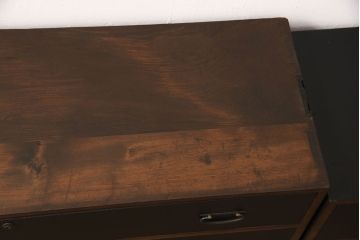 3段重ね桐箪笥をテレビボードとキャビネットにリメイク!上段は脚を取り付け、中・下段は合わせてキャビネットに加工。中段、下段ともに天板を補強。いずれも枠部分と側面、天板をチェスナット系に、引き戸や引き出しの前板を艶消しブラックで着色。