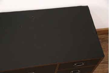 3段重ね桐箪笥をテレビボードとキャビネットにリメイク!上段は脚を取り付け、中・下段は合わせてキャビネットに加工。中段、下段ともに天板を補強。いずれも枠部分と側面、天板をチェスナット系に、引き戸や引き出しの前板を艶消しブラックで着色。