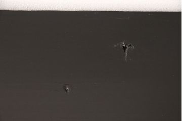 3段重ね桐箪笥をテレビボードとキャビネットにリメイク!上段は脚を取り付け、中・下段は合わせてキャビネットに加工。中段、下段ともに天板を補強。いずれも枠部分と側面、天板をチェスナット系に、引き戸や引き出しの前板を艶消しブラックで着色。
