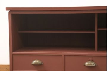 3段重ね桐箪笥をローボードと2つのチェストにリメイク!上段の引き戸にはすりガラスをはめ込み、引手を交換。中段は台輪を取り付け。下段は一番下の引き出しをリバーシブル仕様にし、片面は既存の蒔絵を活かす。いずれもヒノキ材の天板を取り付け、赤味のある茶系に着色仕上げ。