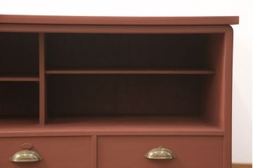 3段重ね桐箪笥をローボードと2つのチェストにリメイク!上段の引き戸にはすりガラスをはめ込み、引手を交換。中段は台輪を取り付け。下段は一番下の引き出しをリバーシブル仕様にし、片面は既存の蒔絵を活かす。いずれもヒノキ材の天板を取り付け、赤味のある茶系に着色仕上げ。