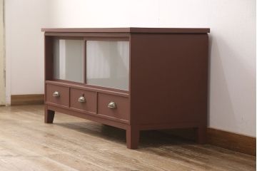 3段重ね桐箪笥をローボードと2つのチェストにリメイク!上段の引き戸にはすりガラスをはめ込み、引手を交換。中段は台輪を取り付け。下段は一番下の引き出しをリバーシブル仕様にし、片面は既存の蒔絵を活かす。いずれもヒノキ材の天板を取り付け、赤味のある茶系に着色仕上げ。