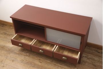 3段重ね桐箪笥をローボードと2つのチェストにリメイク!上段の引き戸にはすりガラスをはめ込み、引手を交換。中段は台輪を取り付け。下段は一番下の引き出しをリバーシブル仕様にし、片面は既存の蒔絵を活かす。いずれもヒノキ材の天板を取り付け、赤味のある茶系に着色仕上げ。