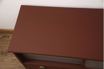 3段重ね桐箪笥をローボードと2つのチェストにリメイク!上段の引き戸にはすりガラスをはめ込み、引手を交換。中段は台輪を取り付け。下段は一番下の引き出しをリバーシブル仕様にし、片面は既存の蒔絵を活かす。いずれもヒノキ材の天板を取り付け、赤味のある茶系に着色仕上げ。