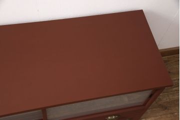 3段重ね桐箪笥をローボードと2つのチェストにリメイク!上段の引き戸にはすりガラスをはめ込み、引手を交換。中段は台輪を取り付け。下段は一番下の引き出しをリバーシブル仕様にし、片面は既存の蒔絵を活かす。いずれもヒノキ材の天板を取り付け、赤味のある茶系に着色仕上げ。