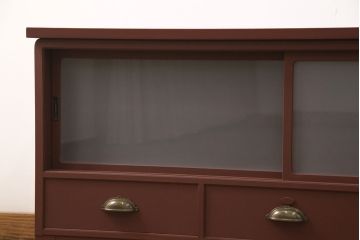 3段重ね桐箪笥をローボードと2つのチェストにリメイク!上段の引き戸にはすりガラスをはめ込み、引手を交換。中段は台輪を取り付け。下段は一番下の引き出しをリバーシブル仕様にし、片面は既存の蒔絵を活かす。いずれもヒノキ材の天板を取り付け、赤味のある茶系に着色仕上げ。