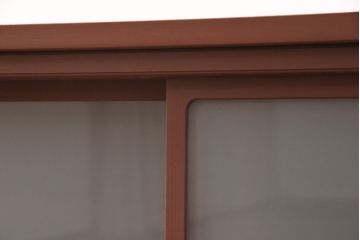 3段重ね桐箪笥をローボードと2つのチェストにリメイク!上段の引き戸にはすりガラスをはめ込み、引手を交換。中段は台輪を取り付け。下段は一番下の引き出しをリバーシブル仕様にし、片面は既存の蒔絵を活かす。いずれもヒノキ材の天板を取り付け、赤味のある茶系に着色仕上げ。