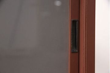 3段重ね桐箪笥をローボードと2つのチェストにリメイク!上段の引き戸にはすりガラスをはめ込み、引手を交換。中段は台輪を取り付け。下段は一番下の引き出しをリバーシブル仕様にし、片面は既存の蒔絵を活かす。いずれもヒノキ材の天板を取り付け、赤味のある茶系に着色仕上げ。