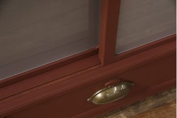 3段重ね桐箪笥をローボードと2つのチェストにリメイク!上段の引き戸にはすりガラスをはめ込み、引手を交換。中段は台輪を取り付け。下段は一番下の引き出しをリバーシブル仕様にし、片面は既存の蒔絵を活かす。いずれもヒノキ材の天板を取り付け、赤味のある茶系に着色仕上げ。