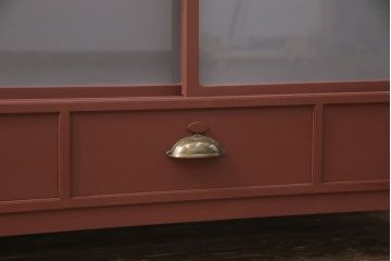 3段重ね桐箪笥をローボードと2つのチェストにリメイク!上段の引き戸にはすりガラスをはめ込み、引手を交換。中段は台輪を取り付け。下段は一番下の引き出しをリバーシブル仕様にし、片面は既存の蒔絵を活かす。いずれもヒノキ材の天板を取り付け、赤味のある茶系に着色仕上げ。