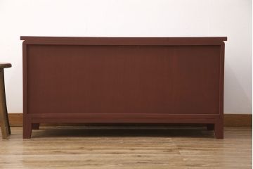 3段重ね桐箪笥をローボードと2つのチェストにリメイク!上段の引き戸にはすりガラスをはめ込み、引手を交換。中段は台輪を取り付け。下段は一番下の引き出しをリバーシブル仕様にし、片面は既存の蒔絵を活かす。いずれもヒノキ材の天板を取り付け、赤味のある茶系に着色仕上げ。