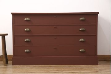 3段重ね桐箪笥をローボードと2つのチェストにリメイク!上段の引き戸にはすりガラスをはめ込み、引手を交換。中段は台輪を取り付け。下段は一番下の引き出しをリバーシブル仕様にし、片面は既存の蒔絵を活かす。いずれもヒノキ材の天板を取り付け、赤味のある茶系に着色仕上げ。
