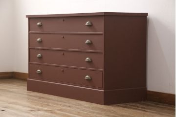 3段重ね桐箪笥をローボードと2つのチェストにリメイク!上段の引き戸にはすりガラスをはめ込み、引手を交換。中段は台輪を取り付け。下段は一番下の引き出しをリバーシブル仕様にし、片面は既存の蒔絵を活かす。いずれもヒノキ材の天板を取り付け、赤味のある茶系に着色仕上げ。