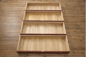 3段重ね桐箪笥をローボードと2つのチェストにリメイク!上段の引き戸にはすりガラスをはめ込み、引手を交換。中段は台輪を取り付け。下段は一番下の引き出しをリバーシブル仕様にし、片面は既存の蒔絵を活かす。いずれもヒノキ材の天板を取り付け、赤味のある茶系に着色仕上げ。