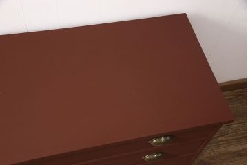 3段重ね桐箪笥をローボードと2つのチェストにリメイク!上段の引き戸にはすりガラスをはめ込み、引手を交換。中段は台輪を取り付け。下段は一番下の引き出しをリバーシブル仕様にし、片面は既存の蒔絵を活かす。いずれもヒノキ材の天板を取り付け、赤味のある茶系に着色仕上げ。