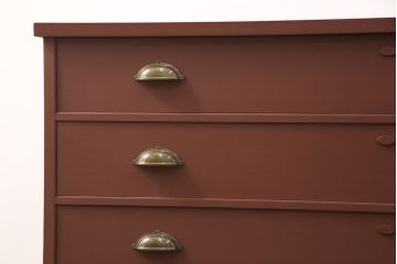 3段重ね桐箪笥をローボードと2つのチェストにリメイク!上段の引き戸にはすりガラスをはめ込み、引手を交換。中段は台輪を取り付け。下段は一番下の引き出しをリバーシブル仕様にし、片面は既存の蒔絵を活かす。いずれもヒノキ材の天板を取り付け、赤味のある茶系に着色仕上げ。