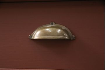 3段重ね桐箪笥をローボードと2つのチェストにリメイク!上段の引き戸にはすりガラスをはめ込み、引手を交換。中段は台輪を取り付け。下段は一番下の引き出しをリバーシブル仕様にし、片面は既存の蒔絵を活かす。いずれもヒノキ材の天板を取り付け、赤味のある茶系に着色仕上げ。