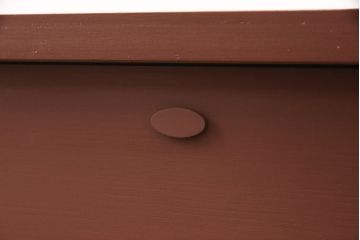 3段重ね桐箪笥をローボードと2つのチェストにリメイク!上段の引き戸にはすりガラスをはめ込み、引手を交換。中段は台輪を取り付け。下段は一番下の引き出しをリバーシブル仕様にし、片面は既存の蒔絵を活かす。いずれもヒノキ材の天板を取り付け、赤味のある茶系に着色仕上げ。