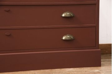 3段重ね桐箪笥をローボードと2つのチェストにリメイク!上段の引き戸にはすりガラスをはめ込み、引手を交換。中段は台輪を取り付け。下段は一番下の引き出しをリバーシブル仕様にし、片面は既存の蒔絵を活かす。いずれもヒノキ材の天板を取り付け、赤味のある茶系に着色仕上げ。