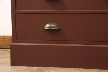 3段重ね桐箪笥をローボードと2つのチェストにリメイク!上段の引き戸にはすりガラスをはめ込み、引手を交換。中段は台輪を取り付け。下段は一番下の引き出しをリバーシブル仕様にし、片面は既存の蒔絵を活かす。いずれもヒノキ材の天板を取り付け、赤味のある茶系に着色仕上げ。