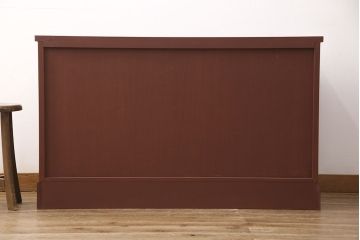 3段重ね桐箪笥をローボードと2つのチェストにリメイク!上段の引き戸にはすりガラスをはめ込み、引手を交換。中段は台輪を取り付け。下段は一番下の引き出しをリバーシブル仕様にし、片面は既存の蒔絵を活かす。いずれもヒノキ材の天板を取り付け、赤味のある茶系に着色仕上げ。