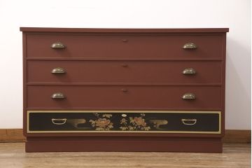 3段重ね桐箪笥をローボードと2つのチェストにリメイク!上段の引き戸にはすりガラスをはめ込み、引手を交換。中段は台輪を取り付け。下段は一番下の引き出しをリバーシブル仕様にし、片面は既存の蒔絵を活かす。いずれもヒノキ材の天板を取り付け、赤味のある茶系に着色仕上げ。