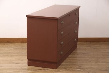 3段重ね桐箪笥をローボードと2つのチェストにリメイク!上段の引き戸にはすりガラスをはめ込み、引手を交換。中段は台輪を取り付け。下段は一番下の引き出しをリバーシブル仕様にし、片面は既存の蒔絵を活かす。いずれもヒノキ材の天板を取り付け、赤味のある茶系に着色仕上げ。