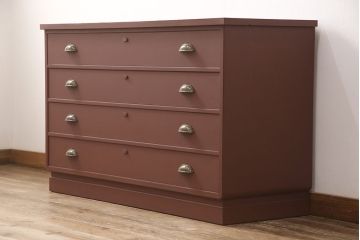 3段重ね桐箪笥をローボードと2つのチェストにリメイク!上段の引き戸にはすりガラスをはめ込み、引手を交換。中段は台輪を取り付け。下段は一番下の引き出しをリバーシブル仕様にし、片面は既存の蒔絵を活かす。いずれもヒノキ材の天板を取り付け、赤味のある茶系に着色仕上げ。