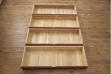 3段重ね桐箪笥をローボードと2つのチェストにリメイク!上段の引き戸にはすりガラスをはめ込み、引手を交換。中段は台輪を取り付け。下段は一番下の引き出しをリバーシブル仕様にし、片面は既存の蒔絵を活かす。いずれもヒノキ材の天板を取り付け、赤味のある茶系に着色仕上げ。