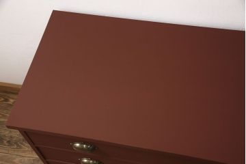 3段重ね桐箪笥をローボードと2つのチェストにリメイク!上段の引き戸にはすりガラスをはめ込み、引手を交換。中段は台輪を取り付け。下段は一番下の引き出しをリバーシブル仕様にし、片面は既存の蒔絵を活かす。いずれもヒノキ材の天板を取り付け、赤味のある茶系に着色仕上げ。