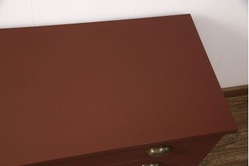 3段重ね桐箪笥をローボードと2つのチェストにリメイク!上段の引き戸にはすりガラスをはめ込み、引手を交換。中段は台輪を取り付け。下段は一番下の引き出しをリバーシブル仕様にし、片面は既存の蒔絵を活かす。いずれもヒノキ材の天板を取り付け、赤味のある茶系に着色仕上げ。