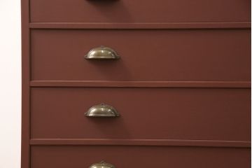 3段重ね桐箪笥をローボードと2つのチェストにリメイク!上段の引き戸にはすりガラスをはめ込み、引手を交換。中段は台輪を取り付け。下段は一番下の引き出しをリバーシブル仕様にし、片面は既存の蒔絵を活かす。いずれもヒノキ材の天板を取り付け、赤味のある茶系に着色仕上げ。