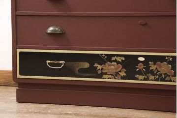 3段重ね桐箪笥をローボードと2つのチェストにリメイク!上段の引き戸にはすりガラスをはめ込み、引手を交換。中段は台輪を取り付け。下段は一番下の引き出しをリバーシブル仕様にし、片面は既存の蒔絵を活かす。いずれもヒノキ材の天板を取り付け、赤味のある茶系に着色仕上げ。