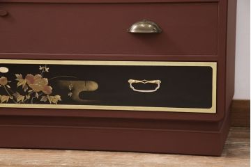 3段重ね桐箪笥をローボードと2つのチェストにリメイク!上段の引き戸にはすりガラスをはめ込み、引手を交換。中段は台輪を取り付け。下段は一番下の引き出しをリバーシブル仕様にし、片面は既存の蒔絵を活かす。いずれもヒノキ材の天板を取り付け、赤味のある茶系に着色仕上げ。