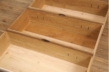 2段重ね桐箪笥を綺麗に再生!高品質リペアを施し、虫食い部分を補修。引き出しの上2段の底板を補強して、オーク系に着色仕上げ。