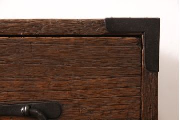 2段重ね桐箪笥を綺麗に再生!高品質リペアを施し、虫食い部分を補修。引き出しの上2段の底板を補強して、オーク系に着色仕上げ。