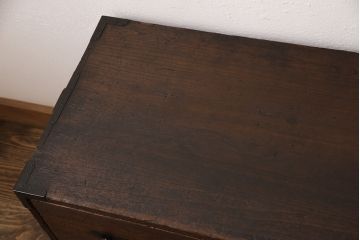 2段重ね桐箪笥を綺麗に再生!高品質リペアを施し、虫食い部分を補修。引き出しの上2段の底板を補強して、オーク系に着色仕上げ。