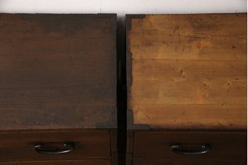 2段重ね桐箪笥を綺麗に再生!高品質リペアを施し、虫食い部分を補修。引き出しの上2段の底板を補強して、オーク系に着色仕上げ。