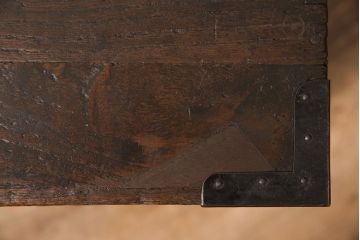 2段重ね桐箪笥を綺麗に再生!高品質リペアを施し、虫食い部分を補修。引き出しの上2段の底板を補強して、オーク系に着色仕上げ。