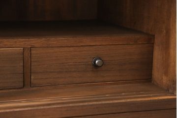 重ね桐箪笥の上段をローボードにリメイク!引き戸にはクリアガラスをはめ込み、引手を交換。内部の左側に棚板を製作。ヒノキ材で天板を取り付け、オーク系に着色仕上げ。
