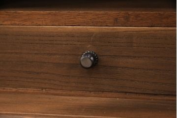 重ね桐箪笥の上段をローボードにリメイク!引き戸にはクリアガラスをはめ込み、引手を交換。内部の左側に棚板を製作。ヒノキ材で天板を取り付け、オーク系に着色仕上げ。
