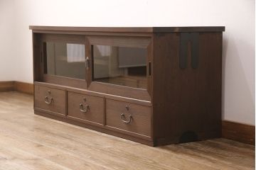 重ね桐箪笥の上段をローボードにリメイク!引き戸にはクリアガラスをはめ込み、引手を交換。内部の左側に棚板を製作。ヒノキ材で天板を取り付け、オーク系に着色仕上げ。