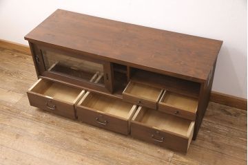重ね桐箪笥の上段をローボードにリメイク!引き戸にはクリアガラスをはめ込み、引手を交換。内部の左側に棚板を製作。ヒノキ材で天板を取り付け、オーク系に着色仕上げ。